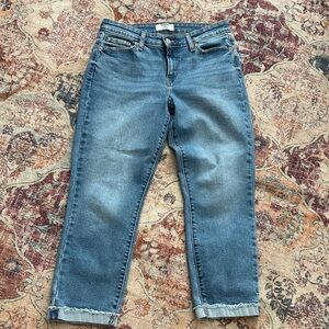 Denizen from Levi's Cropped Boyfriend jeans. Size 8 29 inch waist. Great pair